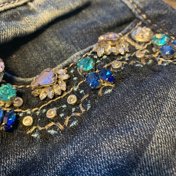 Miss Me Capri Jeans - Picture 4 of 13